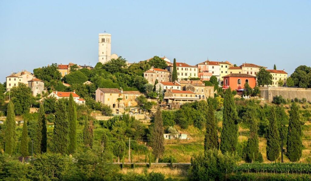 Istrian hilltop towns short description, car and cycle routes: Motovun, Završje, Žiminjand Hum.