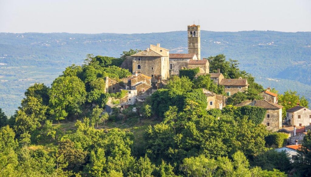 Istrian hilltop towns short description, car and cycle routes: Motovun, Završje, Žiminjand Hum.