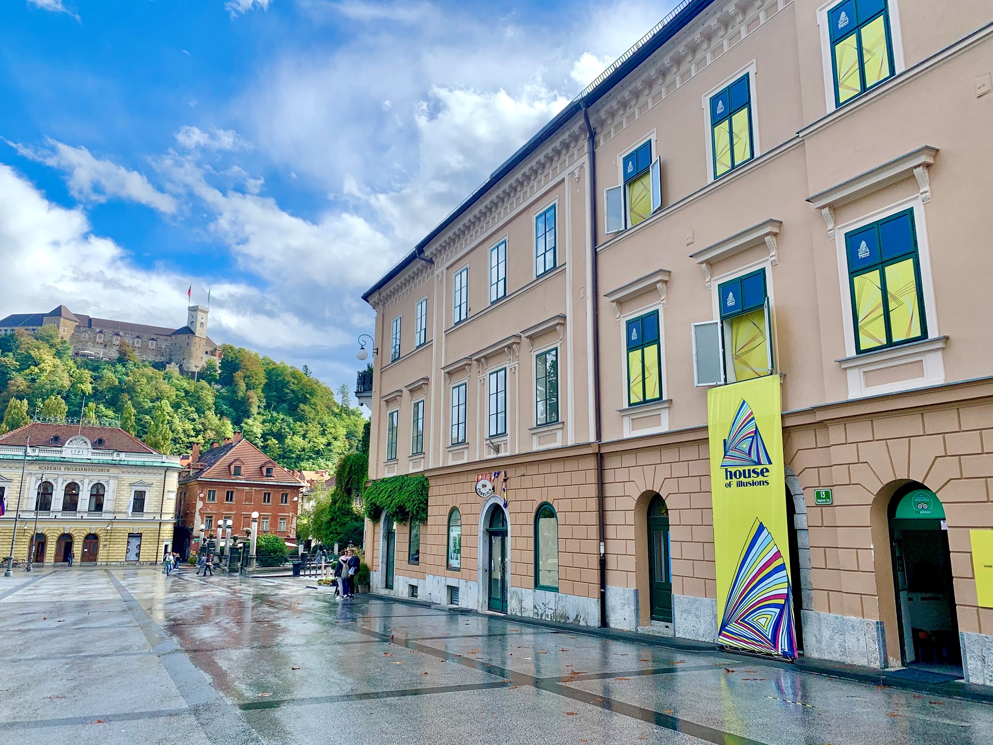 House of illusions Ljubljana - The museum offers around 70 exhibits, optical illusions and holograms.
