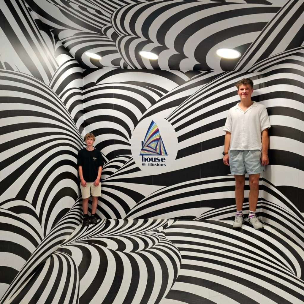 Ljubljana Museums and Galleries - House of illusions Ljubljana - The museum offers around 70 exhibits, optical illusions and holograms.