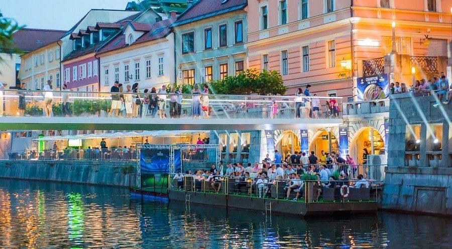 MAKALONCA Bar & Burger in Ljubljana - View of the UNESCO world heritage Triple Bridge and Prešeren Square