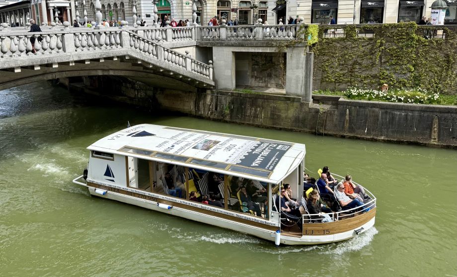LEA Boat – Barka LEA – Ljubljanica River Cruise - Embark on an unforgettable journey with Barka Lea and experience a panoramic tour through the enchanting heart of Ljubljana’s historic center.