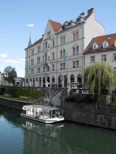Ladjica - Ljubljana Boat Tour
