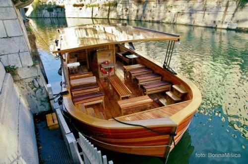 Barka LJUBLJANICA - Ljubljanica Boat Tour