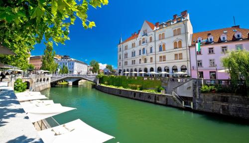Barka LJUBLJANICA - Ljubljanica Boat Tour