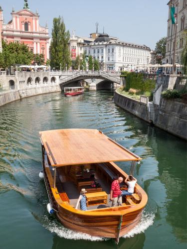 Barka LJUBLJANICA - Ljubljanica Boat Tour