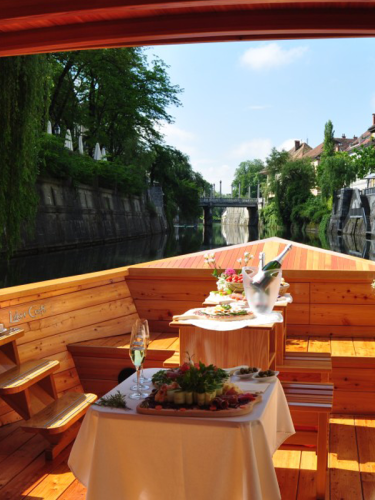 Barka LJUBLJANICA - Ljubljanica Boat Tour